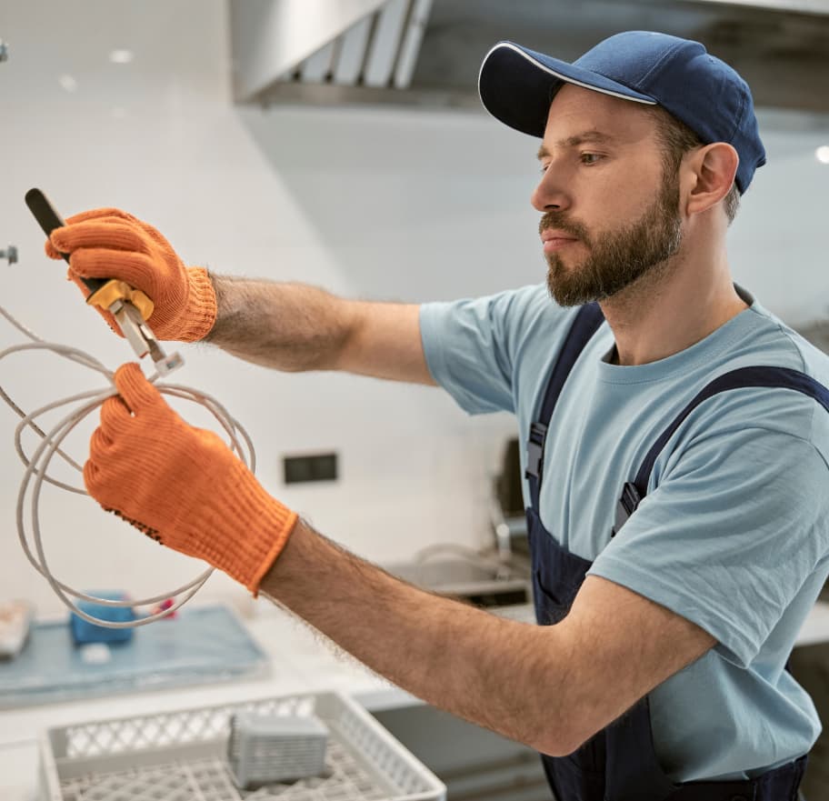 Τεχνικός ηλεκτρολόγος σε εργασία